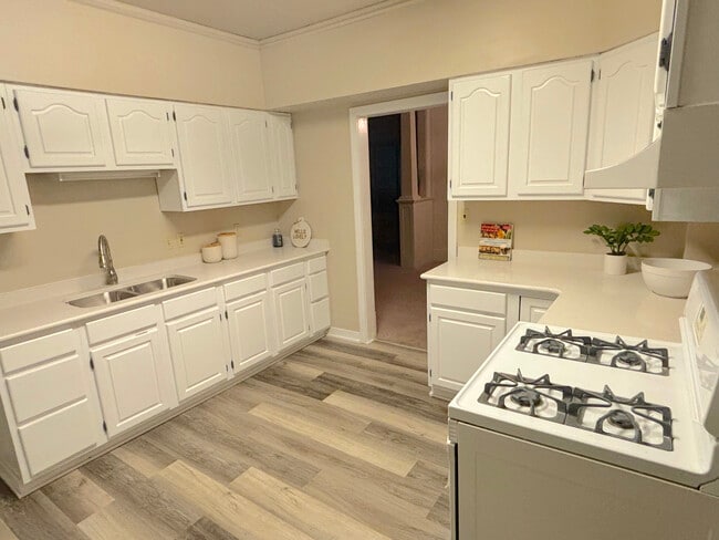 Building Photo - 113 Saint Anthony St N