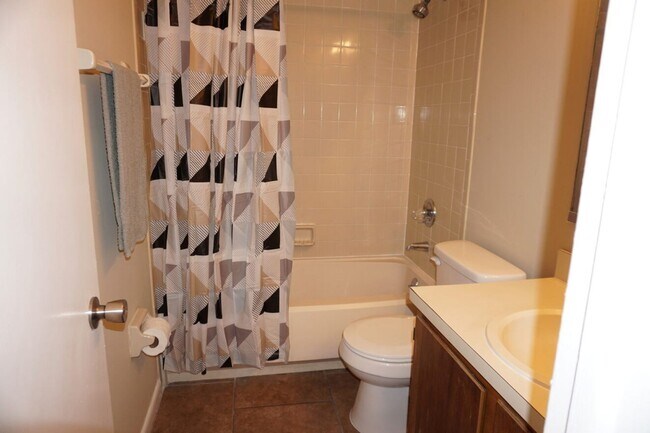 Building Photo - 2/2 townhome