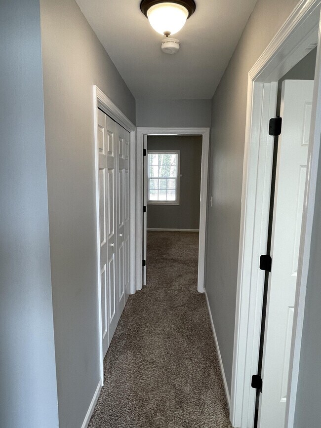 Building Photo - 1331 Middleneck Dr