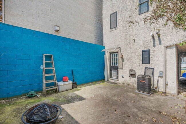 Building Photo - 813 N Lawrence St