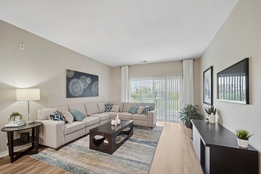 Primary Photo - Solaire