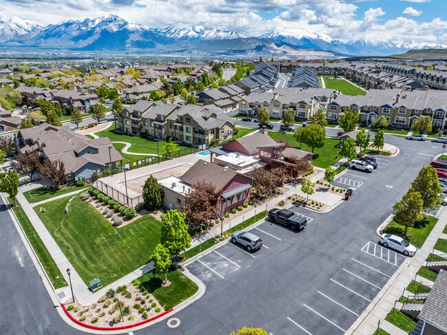 Building Photo - Herriman Townhome