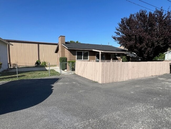 Building Photo - LOCATED IN ENTIAT! Cute 2 bed/1 bath home ...