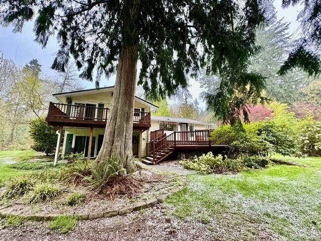 Building Photo - Renovated Woodinville home sitting in park like setting.
