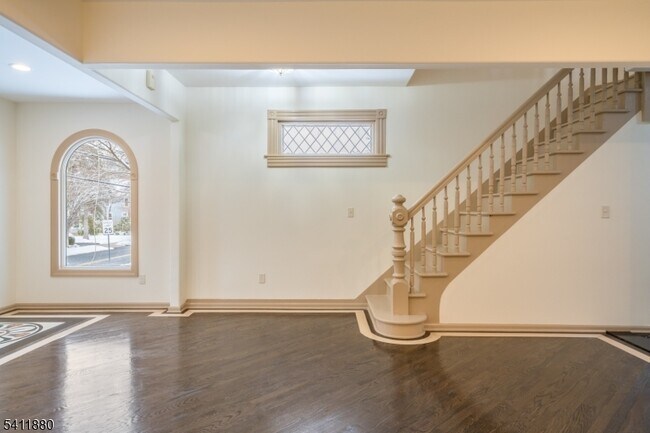 Building Photo - 302 Walnut Ave