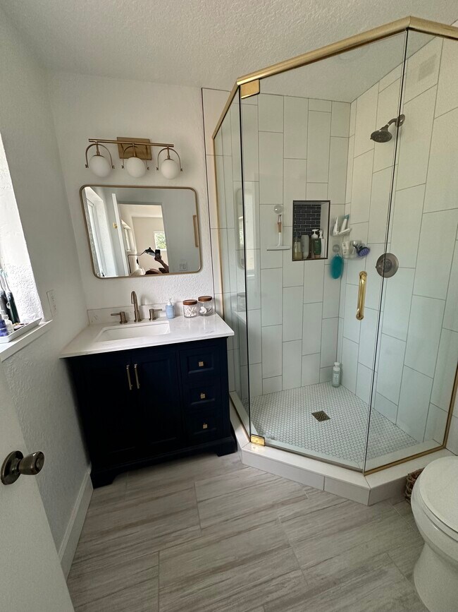 Primary bathroom - 511 Lake Shore Dr