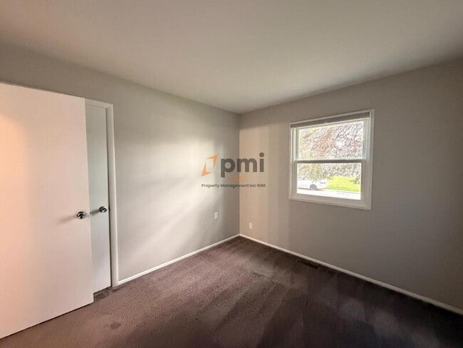 Building Photo - 325 Lahonda Dr