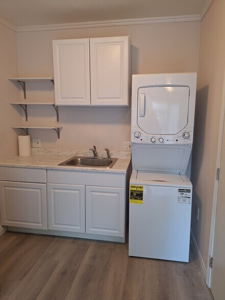 Building Photo - 16663 Victory Blvd