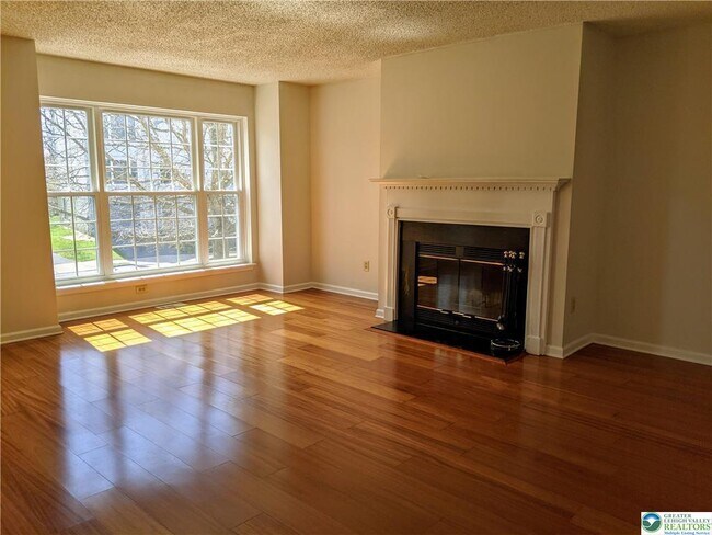 Building Photo - 1825 Falcon Dr