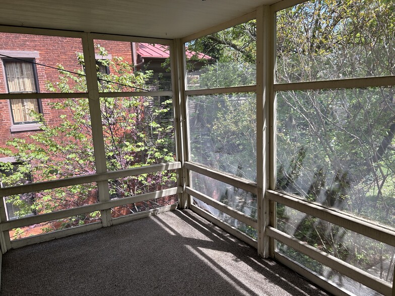 Screened-in porch - 458 W Market St
