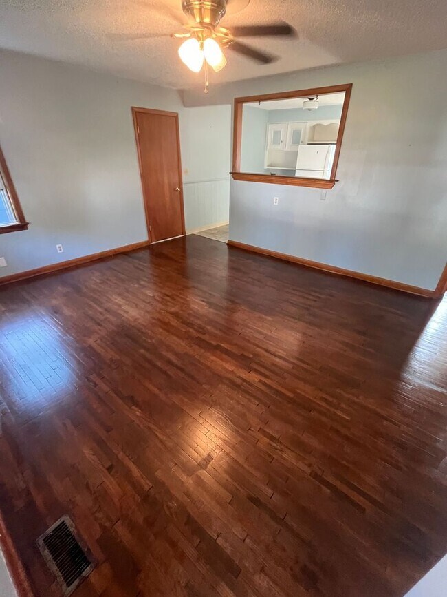 Building Photo - $895 - 2 bed 1 bath - Single Family Home