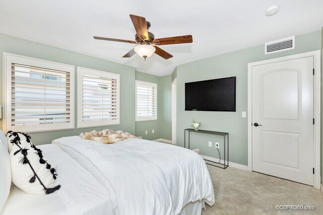 Building Photo - 7538 Draper Ave