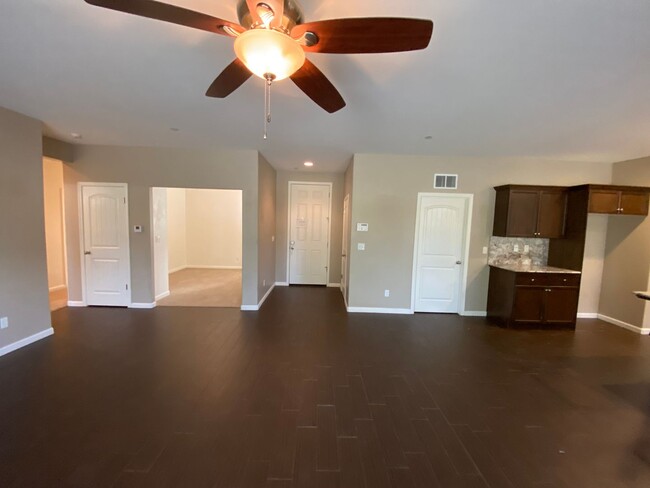 Building Photo - NW Visalia Home Available now, October SPE...