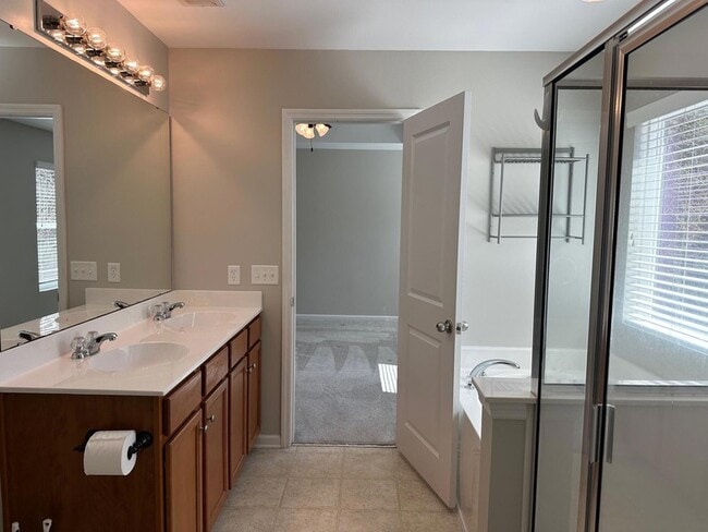 Building Photo - 450 Delmont Dr