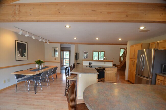 Building Photo - Extended Winter Rental!  Beautiful 3bed/2 ...