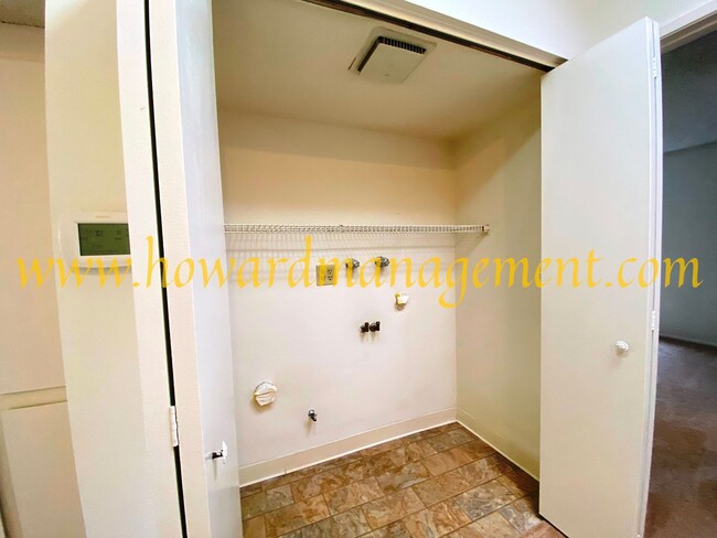 Building Photo - Spacious Townhouse condo with central A/C,...