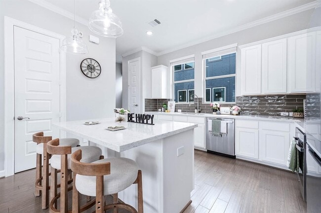 Building Photo - 2022 Groveland Glen Dr