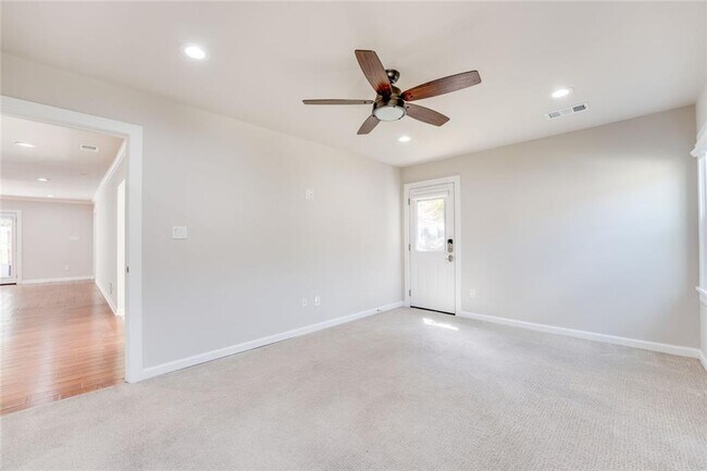Building Photo - 35 Ashleigh Terrace NE