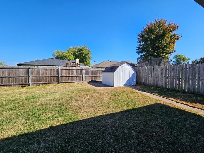 Building Photo - (3) Bed/(2) Bath in West Norman! Avail NOW!