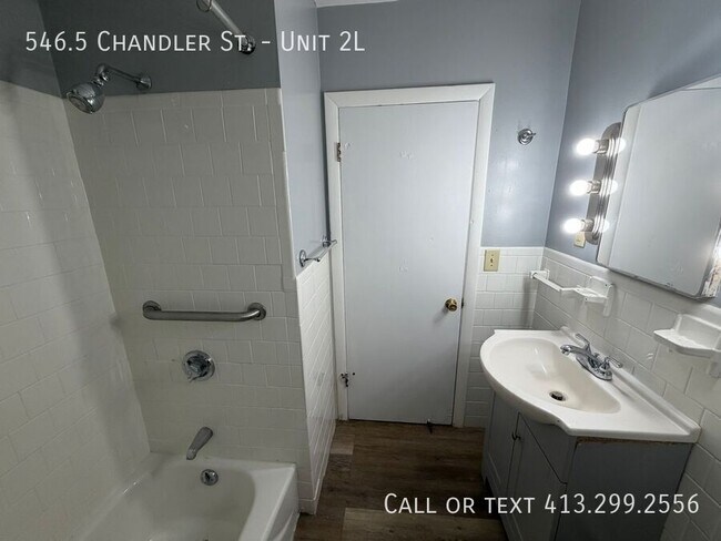 Building Photo - 546.5 Chandler St