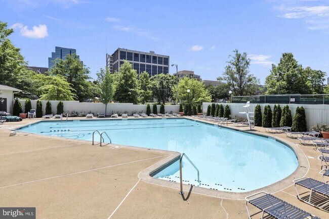 Building Photo - 1530 Key Blvd