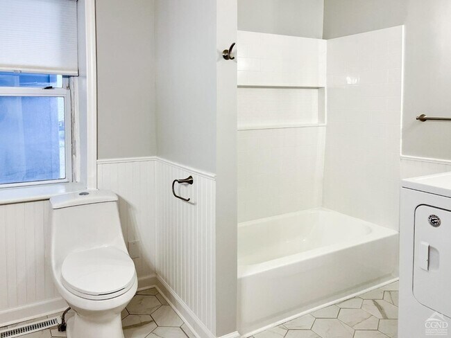 Building Photo - 122 2nd St