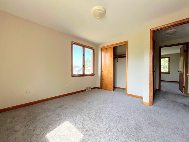 Building Photo - 44 Oakridge Dr