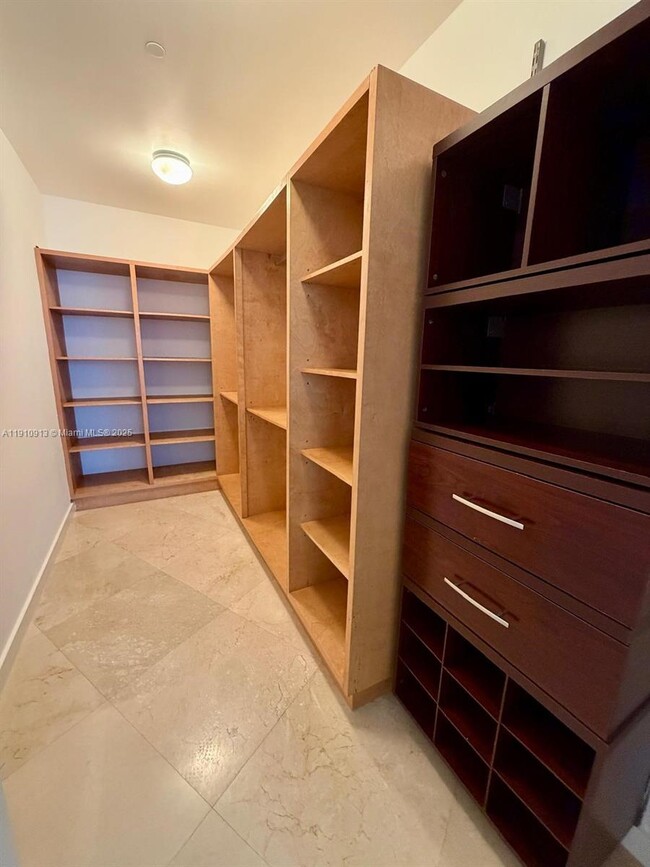 Building Photo - 16001 Collins Ave