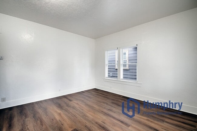 Building Photo - Charming home within walking distance to the greenbelt.