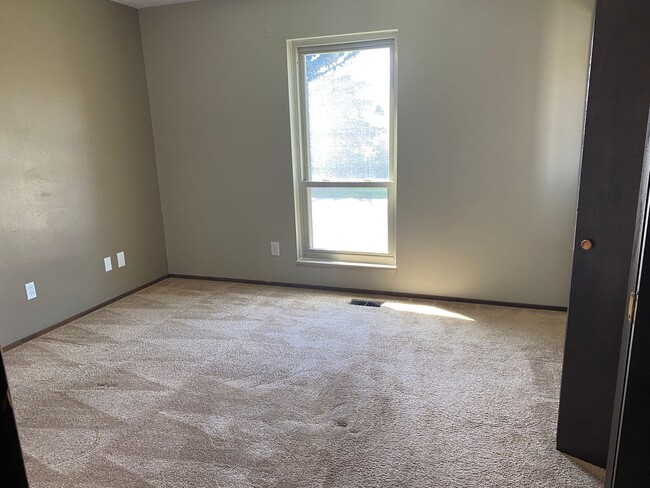 Building Photo - Wonderfully taken care of Tri Level Home w...