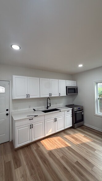 Building Photo - 6211 Lawn Ave