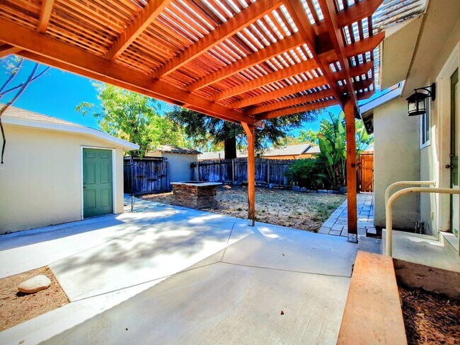 Building Photo - Country Style 3bd Home With Detached Garage