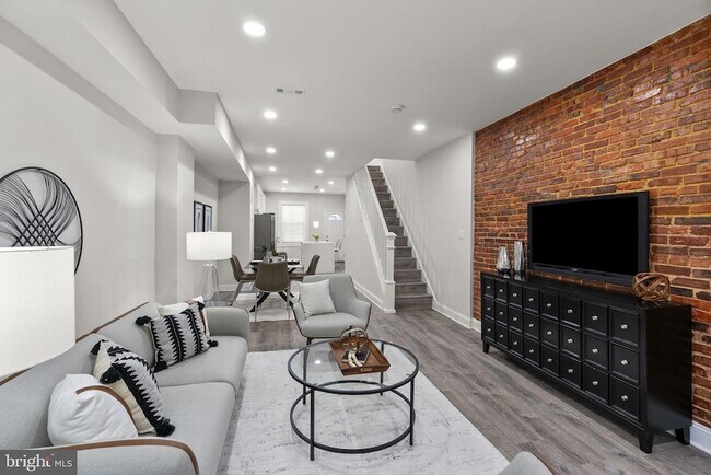 Building Photo - 518 N Lakewood Ave