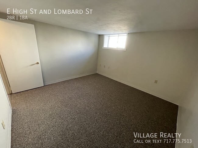 Building Photo - Huge 2-Bed apartment with washer/dryer hoo...