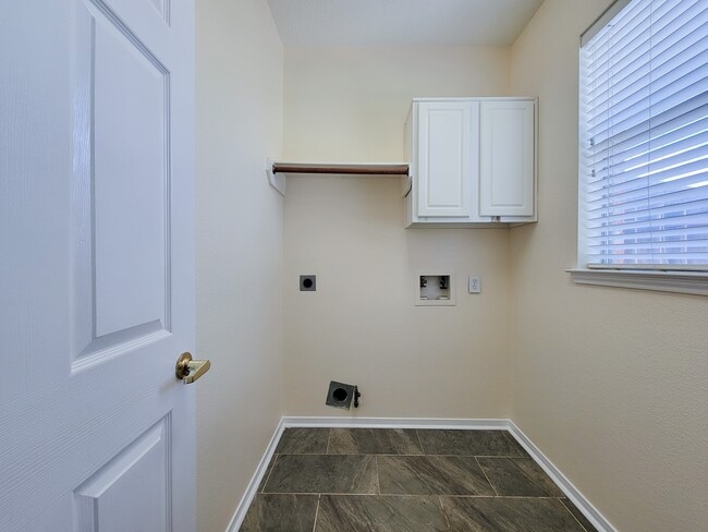 Building Photo - 11147 Carriage Lake Dr