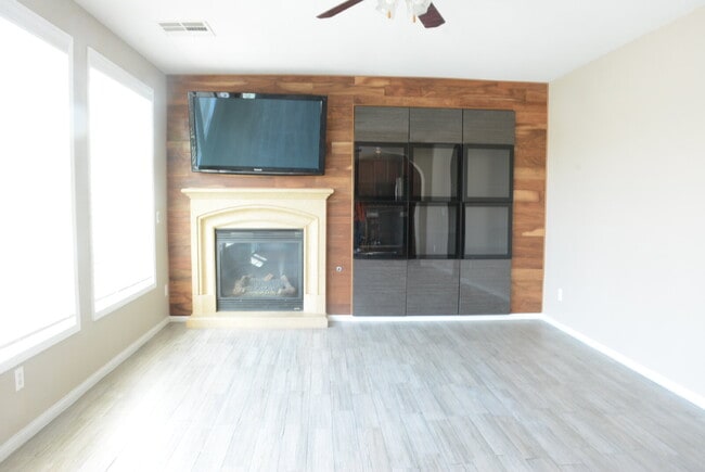 Building Photo - "Spacious 4-Bedroom Oasis with Granite Touches and Cozy Fireplace in Las Vegas!"