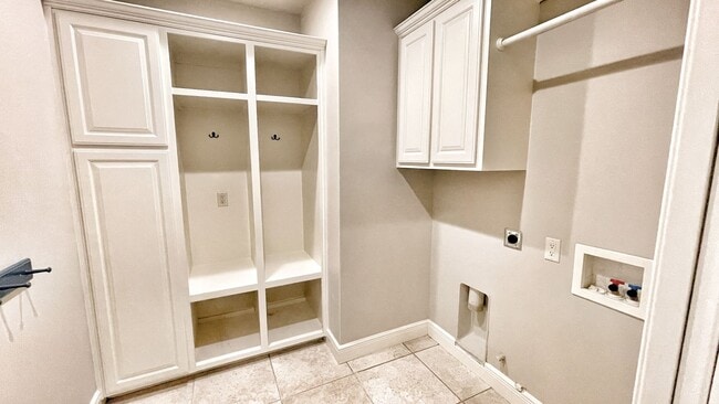 Building Photo - 1501 NE Greenbrier Ct