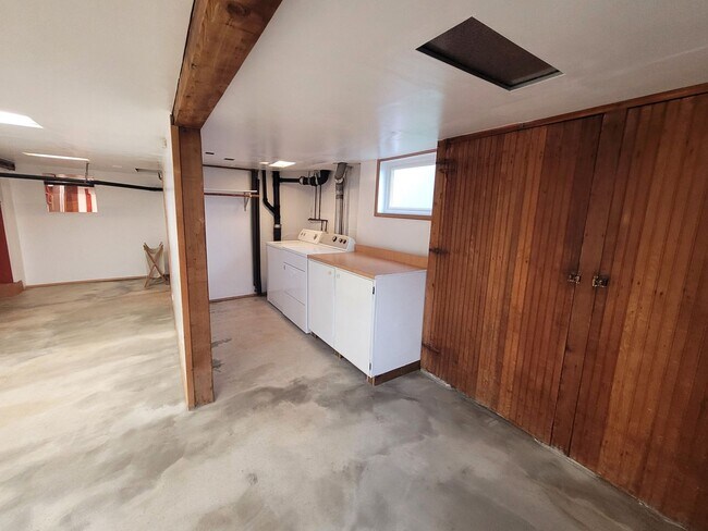 Building Photo - Spacious Unique Home in Central Location