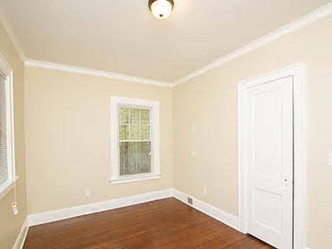 Building Photo - Large home in a convenient location