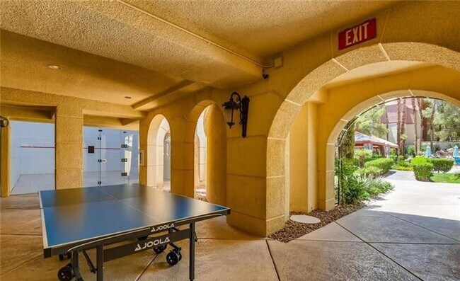 Building Photo - Great opportunity condo in a highly desirable central Las Vegas location
