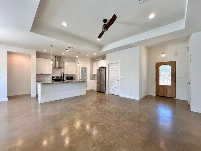 Building Photo - Modern 2 Bed / 2 Bath Home with Stylish Upgrades