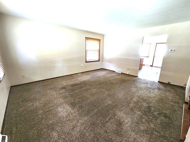 Building Photo - DKR - 10911/10913 W Langlade St