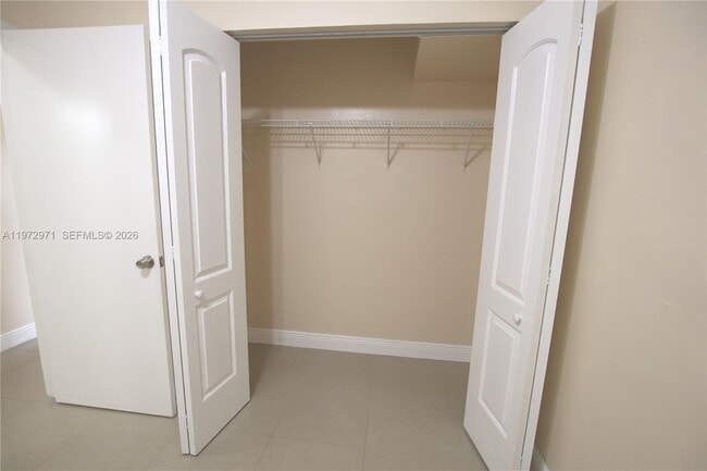 Building Photo - 690 W Park Dr