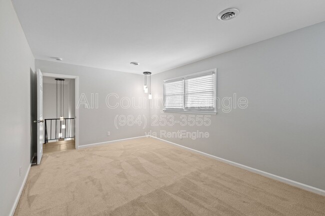 Building Photo - 5105 Pine Dr