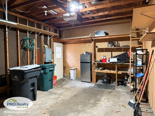 Building Photo - 2 Bedroom Townhouse **50% off December's Rent with a December 2025 Move In**