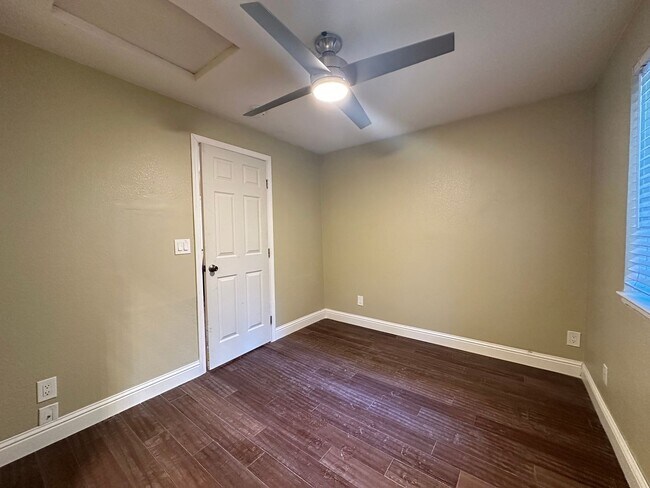 Building Photo - Adorable One Bedroom in Camino!