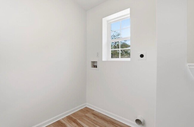 Building Photo - 516 Singletary St SE