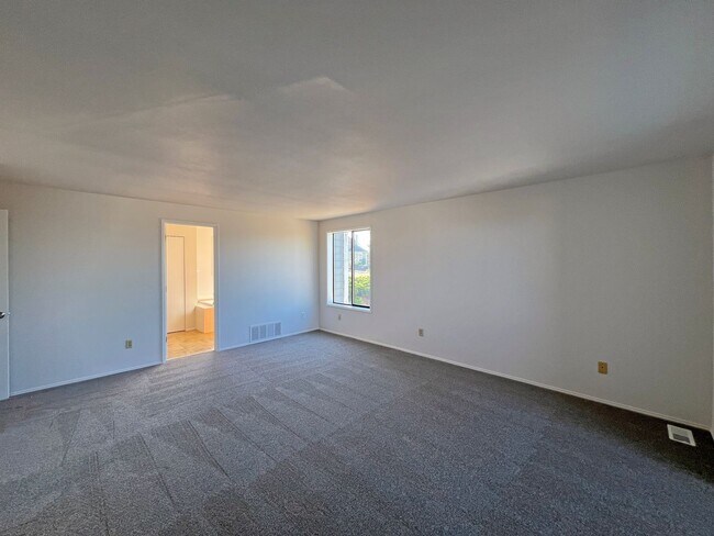 Building Photo - 3 Bedroom 2.5 Bath in North East Tacoma
