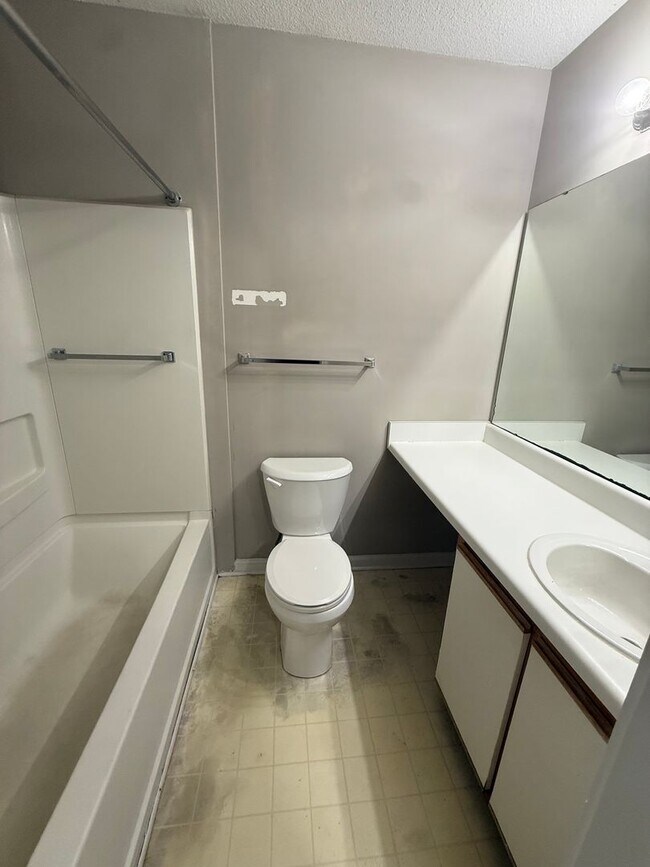Building Photo - 4 Bed 4 Bath Condo near NCSU! Available late July, includes utilities!