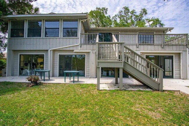 Building Photo - 1045 N Cres Dr